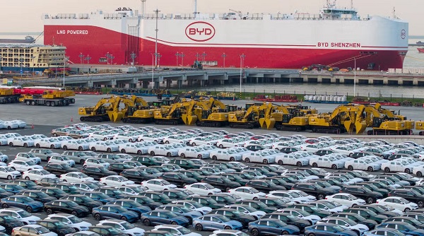 As exportações de automóveis da China em 2025 apontam para 6,8 milhões de unidades, com a BYD a tornar-se a referência para veículos de novas energias que vão para o exterior